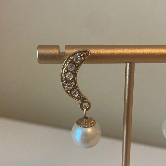 Vintage 1928 Gold Crescent Earrings with Pearls - Picture 4 of 6